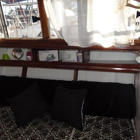 Precioso Barco En Barcelona Hotel Badalona Bagian luar foto