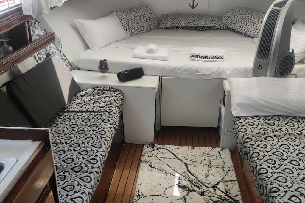 Precioso Barco En Barcelona Hotel Badalona Bagian luar foto
