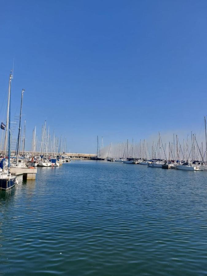 Precioso Barco En Barcelona Hotel Badalona Bagian luar foto