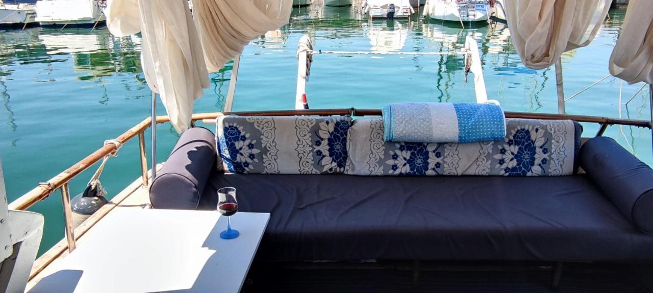 Precioso Barco En Barcelona Hotel Badalona Bagian luar foto