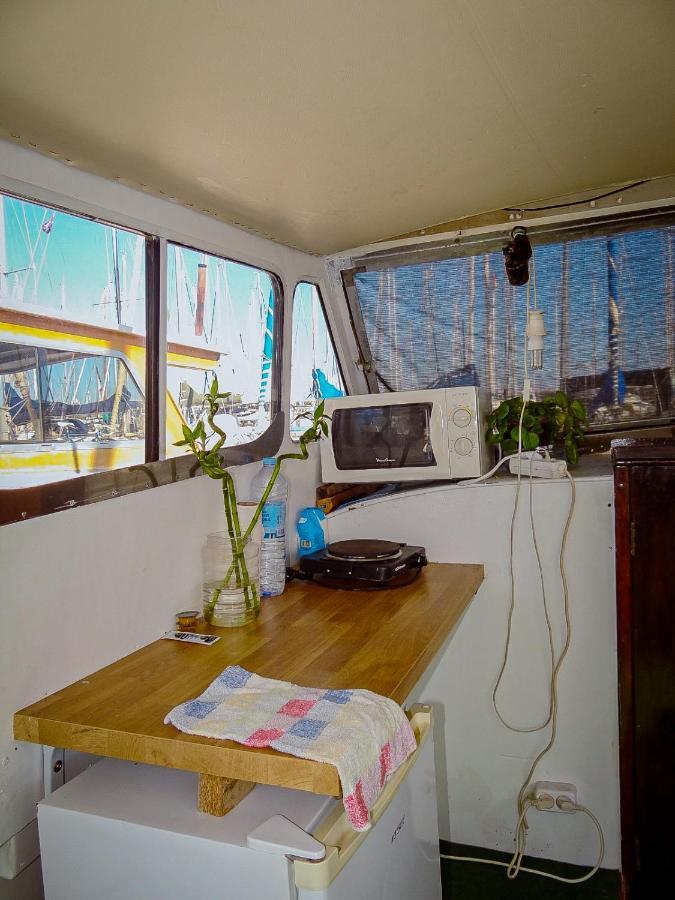 Precioso Barco En Barcelona Hotel Badalona Bagian luar foto