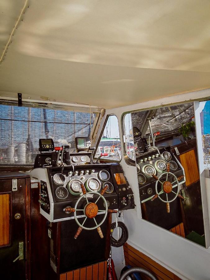 Precioso Barco En Barcelona Hotel Badalona Bagian luar foto