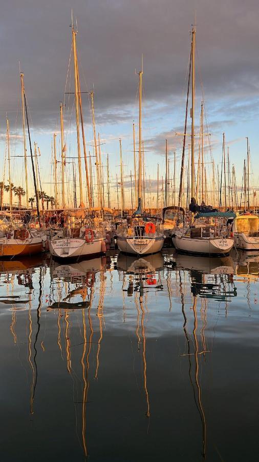 Precioso Barco En Barcelona Hotel Badalona Bagian luar foto